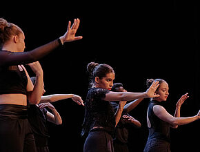 Elèves danseurs. Crédit : Jean-René Pihery - Agrandir l'image (fenêtre modale)