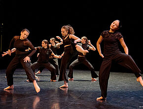 Elèves danseurs. Crédit : Jean-René Pihery - Agrandir l'image (fenêtre modale)