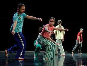 Elèves danseurs. Crédit : Jean-René Pihery - Agrandir l'image (fenêtre modale)