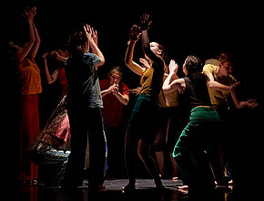 Elèves danseurs. Crédit : Jean-René Pihery - Agrandir l'image (fenêtre modale)