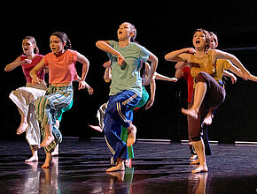 Elèves danseurs. Crédit : Jean-René Pihery - Agrandir l'image (fenêtre modale)