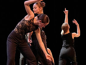Elèves danseurs. Crédit : Jean-René Pihery - Agrandir l'image (fenêtre modale)