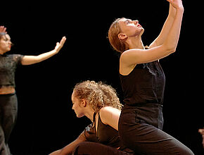 Elèves danseurs. Crédit : Jean-René Pihery - Agrandir l'image (fenêtre modale)