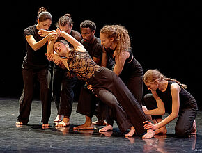 Elèves danseurs. Crédit : Jean-René Pihery - Agrandir l'image (fenêtre modale)