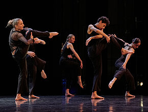 Elèves danseurs. Crédit : Jean-René Pihery - Agrandir l'image (fenêtre modale)