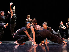 Elèves danseurs. Crédit : Jean-René Pihery - Agrandir l'image (fenêtre modale)