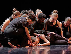 Elèves danseurs. Crédit : Jean-René Pihery - Agrandir l'image (fenêtre modale)