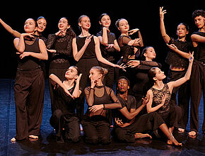 Elèves danseurs. Crédit : Jean-René Pihery - Agrandir l'image (fenêtre modale)