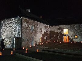 photo du prieuré de nuit - Agrandir l'image (fenêtre modale)