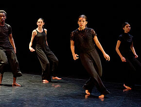 Elèves danseurs. Crédit : Jean-René Pihery - Agrandir l'image (fenêtre modale)